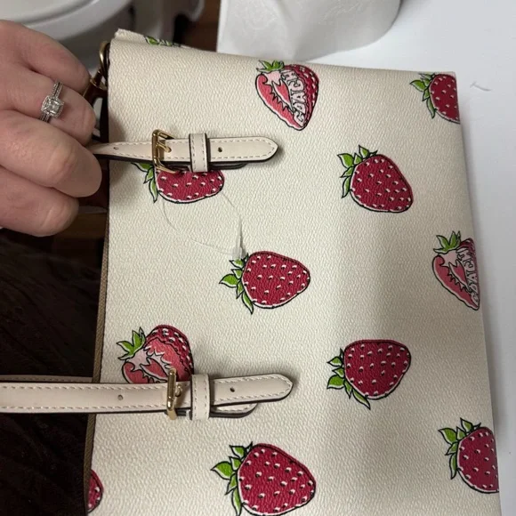 NWOT LIMITED EDITION Coach! Mollie Tote Bag 25 With Strawberry Print - Picture 2 of 5